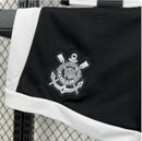 Conjunto infantil Corinthians third III 2024/25 Nike na cor preta-preto com detalhes brancos-branca composto por camisa e short com escudo do clube e tecnologia Dri-FIT
