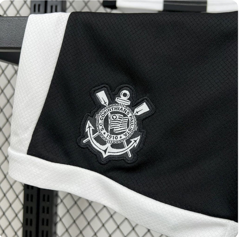 Conjunto infantil Corinthians third III 2024/25 Nike na cor preta-preto com detalhes brancos-branca composto por camisa e short com escudo do clube e tecnologia Dri-FIT