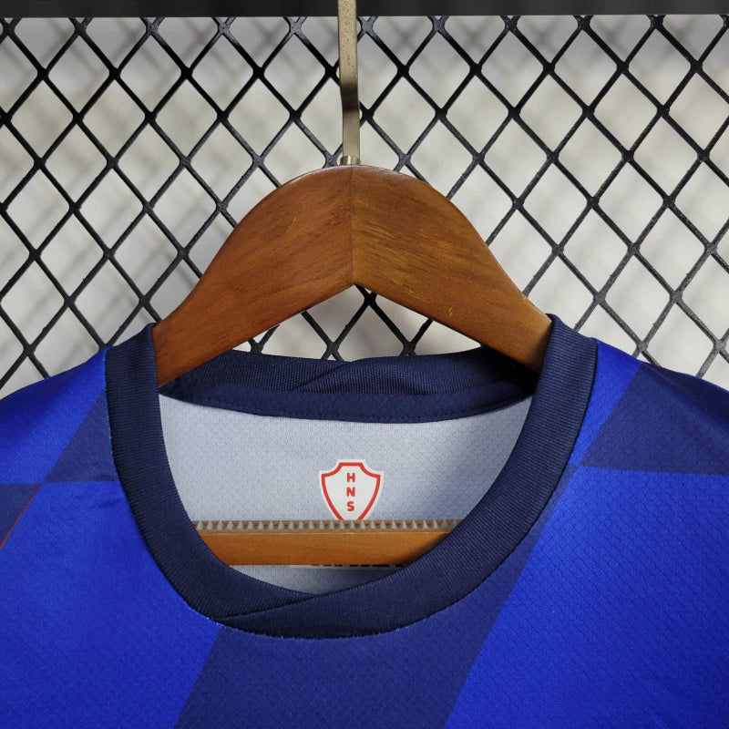 Kit Infantil Croácia Away 2024/25 Nike – camisa azul escura com detalhes vermelhos e shorts combinando, uniforme oficial infantil da seleção croata, leve e confortável para crianças de 3 a 13 anos.