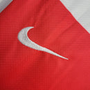 Kit Infantil Croácia Home (1) 2024/25 Nike – uniforme vermelho e branco quadriculado com camisa e shorts, tecido leve e confortável para crianças apaixonadas por futebol."