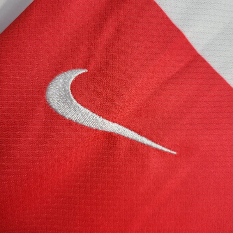 Kit Infantil Croácia Home (1) 2024/25 Nike – uniforme vermelho e branco quadriculado com camisa e shorts, tecido leve e confortável para crianças apaixonadas por futebol."