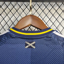 Kit Infantil Escócia 2024/25 Adidas – camisa azul royal com detalhes brancos e shorts combinando, uniforme oficial infantil da seleção escocesa, leve, respirável e confortável para crianças de 3 a 13 anos