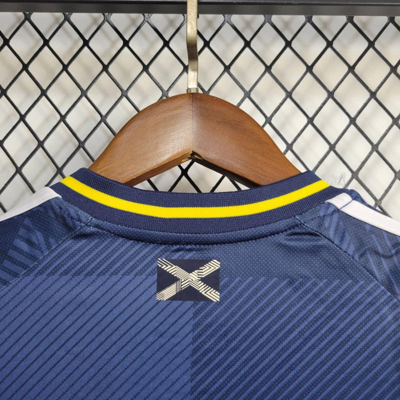 Kit Infantil Escócia 2024/25 Adidas – camisa azul royal com detalhes brancos e shorts combinando, uniforme oficial infantil da seleção escocesa, leve, respirável e confortável para crianças de 3 a 13 anos