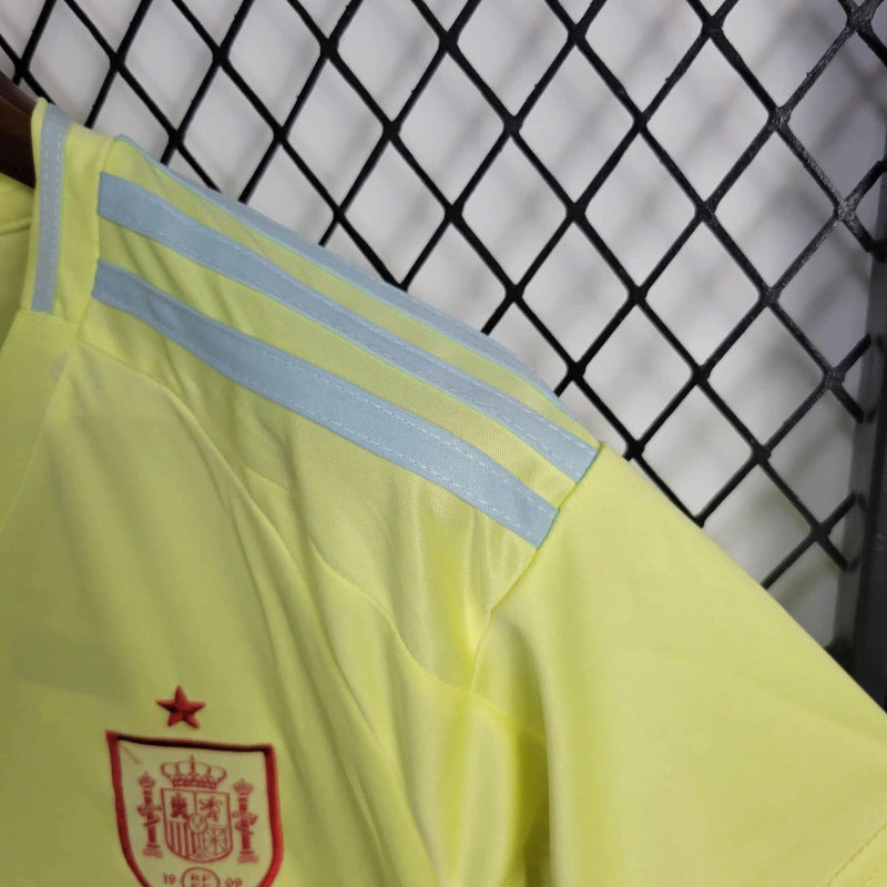 Kit Infantil Espanha Away 2024/25 Adidas – camisa azul escura com detalhes em vermelho e dourado e shorts combinando, uniforme oficial infantil da seleção espanhola, leve e confortável para crianças de 3 a 13 anos."