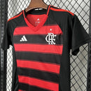 Kit Infantil Flamengo Home 2025/26 Adidas, camisa vermelha e preta listrada com shorts e meias combinando, uniforme oficial para crianças de 3 a 13 anos torcedoras do Flamengo."