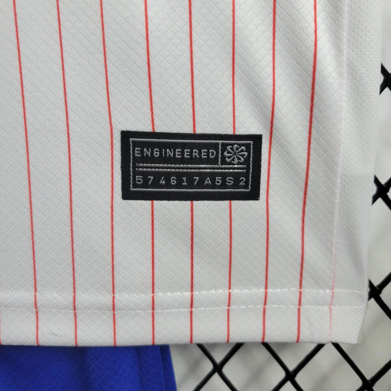Kit Infantil França Away 2024/25 Nike – camisa azul escuro com detalhes em vermelho e branco e shorts combinando, uniforme infantil oficial da seleção francesa, leve, respirável e confortável para crianças de 3 a 13 anos."