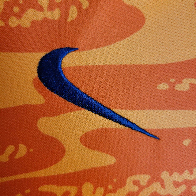Kit Infantil Inglaterra Goleiro 2024/25 Nike na cor laranja vibrante, com camisa e shorts oficiais, escudo bordado da seleção inglesa e tecnologia Dri-FIT para máximo conforto."
