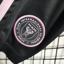 "Kit Infantil Inter Miami Away 2024/25 Adidas – camisa rosa vibrante com detalhes em preto e shorts combinando, uniforme infantil oficial do Inter Miami, leve, respirável e confortável para crianças de 3 a 13 anos."