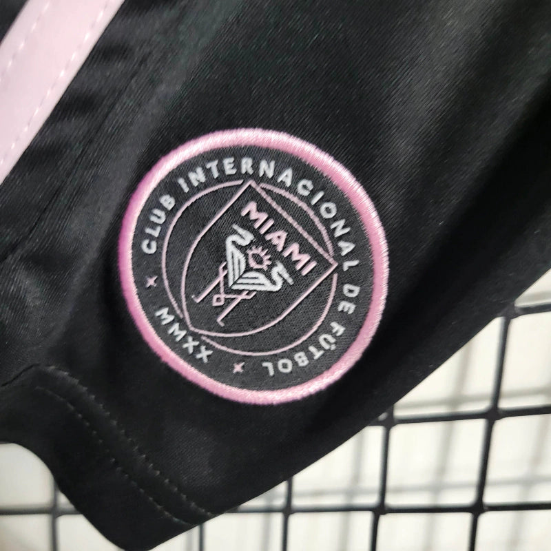 "Kit Infantil Inter Miami Away 2024/25 Adidas – camisa rosa vibrante com detalhes em preto e shorts combinando, uniforme infantil oficial do Inter Miami, leve, respirável e confortável para crianças de 3 a 13 anos."