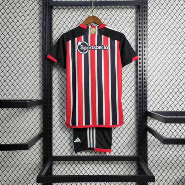 "Kit Infantil São Paulo Away (2) 2023/24 Adidas – uniforme reserva oficial infantil com camisa e short, nas cores tradicionais do Tricolor Paulista, ideal para jovens torcedores do SPFC.
