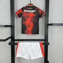 Kit Infantil São Paulo FC Third 2024/25 New Balance para pequenos torcedores, camisa manga curta e shorts oficiais, cores preta, vermelha e branca, escudo bordado do SPFC e logo New Balance, conforto e estilo para crianças de 3 a 13 anos