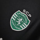 Kit Infantil Sporting CP Third III 2024/25 Nike – camisa com cores vibrantes e detalhes sofisticados, shorts combinando, uniforme infantil oficial do Sporting CP, leve, respirável e confortável para crianças de 3 a 13 anos."
