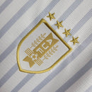 Kit Infantil Uruguai Away (2) 2024/25 – Camisa branca com detalhes em azul celeste e shorts oficial, uniforme leve, confortável e ideal para crianças de 3 a 13 anos."