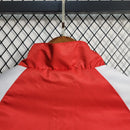 Corta-vento Arsenal Edição ICON 2023/24 Adidas vermelho com escudo aplicado, design esportivo e tecido leve resistente ao vento.