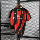 Camisa AC Milan Home I 2010/11 Adidas Retrô Masculina vermelho e preto listrado com escudo bordado e gola careca clássica, ideal para torcedores e colecionadores