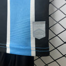 "Kit Infantil Grêmio Home 2024/25 Umbro, camisa azul, preta e branca listrada com shorts e meias combinando, uniforme oficial para crianças de 3 a 13 anos torcedoras do Grêmio."