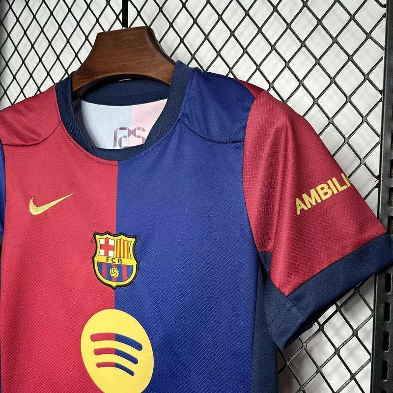 Kit Infantil Barcelona Home (1) 2024/25 Nike – uniforme azul e grená com camisa e short, tecido leve e respirável com tecnologia Dri-FIT, ideal para crianças de 3 a 13 anos torcerem e jogarem com conforto."
