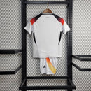 "Kit Infantil Alemanha Home 2024/25 Adidas – camisa branca com detalhes em preto e vermelho e shorts combinando, uniforme infantil oficial da seleção alemã, leve, respirável e confortável para crianças de 3 a 13 anos."
