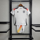 "Kit Infantil Alemanha Home 2024/25 Adidas – camisa branca com detalhes em preto e vermelho e shorts combinando, uniforme infantil oficial da seleção alemã, leve, respirável e confortável para crianças de 3 a 13 anos."
