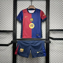 Kit Infantil Barcelona Home (1) 2024/25 Nike – uniforme azul e grená com camisa e short, tecido leve e respirável com tecnologia Dri-FIT, ideal para crianças de 3 a 13 anos torcerem e jogarem com conforto."
