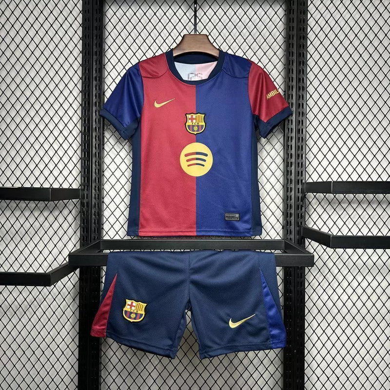 Kit Infantil Barcelona Home (1) 2024/25 Nike – uniforme azul e grená com camisa e short, tecido leve e respirável com tecnologia Dri-FIT, ideal para crianças de 3 a 13 anos torcerem e jogarem com conforto."
