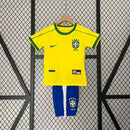 Kit Infantil Brasil Home 1998/99 Nike, camisa amarela com detalhes verdes, shorts e meias combinando, uniforme retrô oficial para crianças de 3 a 13 anos torcedoras da Seleção Brasileira."