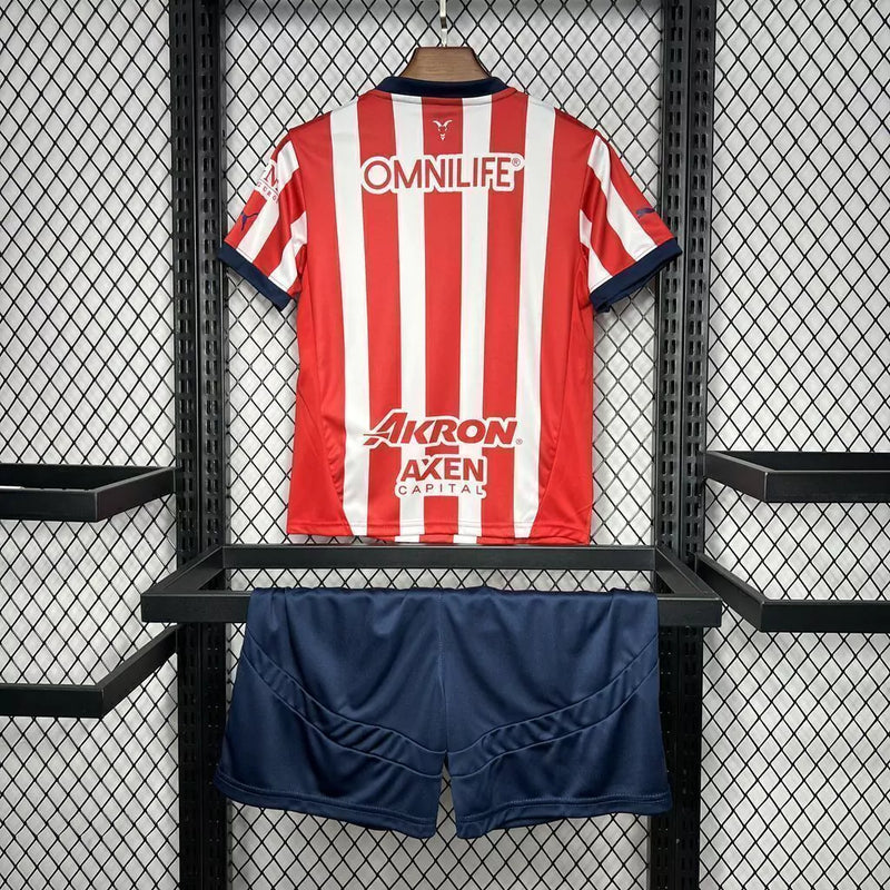 Kit Infantil Chivas Guadalajara 2024/25 oficial, camisa e shorts, uniforme completo para crianças, ideal para pequenos torcedores dos Rojiblancos
