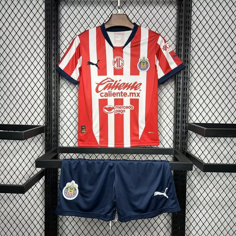 Kit Infantil Chivas Guadalajara 2024/25 oficial, camisa e shorts, uniforme completo para crianças, ideal para pequenos torcedores dos Rojiblancos
