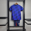 Kit Infantil Croácia Away 2024/25 Nike – camisa azul escura com detalhes vermelhos e shorts combinando, uniforme oficial infantil da seleção croata, leve e confortável para crianças de 3 a 13 anos.