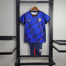 Kit Infantil Croácia Away 2024/25 Nike – camisa azul escura com detalhes vermelhos e shorts combinando, uniforme oficial infantil da seleção croata, leve e confortável para crianças de 3 a 13 anos.