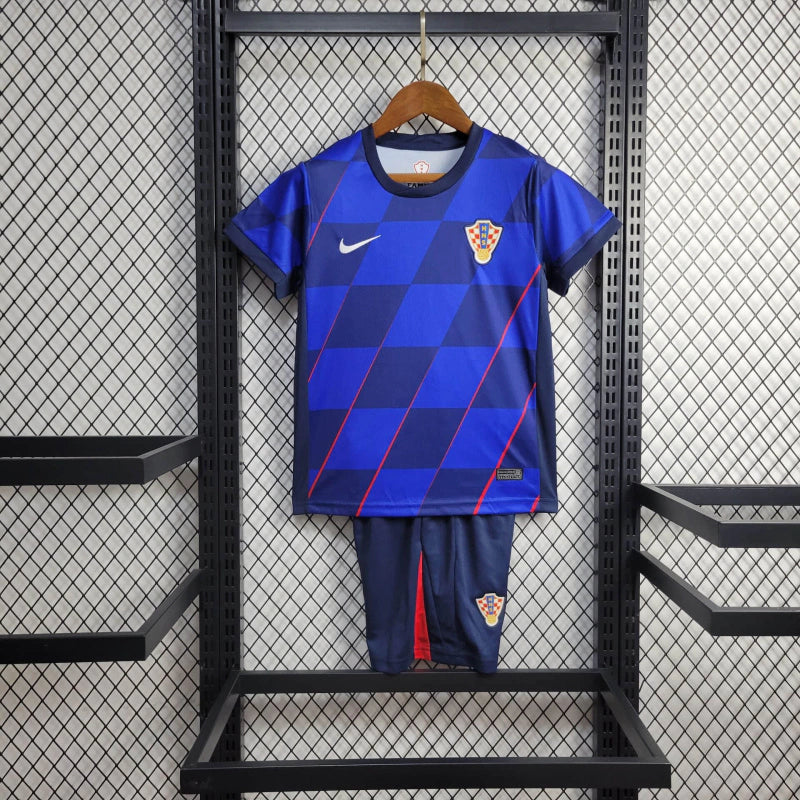 Kit Infantil Croácia Away 2024/25 Nike – camisa azul escura com detalhes vermelhos e shorts combinando, uniforme oficial infantil da seleção croata, leve e confortável para crianças de 3 a 13 anos.