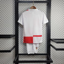 Kit Infantil Croácia Home (1) 2024/25 Nike – uniforme vermelho e branco quadriculado com camisa e shorts, tecido leve e confortável para crianças apaixonadas por futebol."