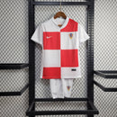 Kit Infantil Croácia Home (1) 2024/25 Nike – uniforme vermelho e branco quadriculado com camisa e shorts, tecido leve e confortável para crianças apaixonadas por futebol."
