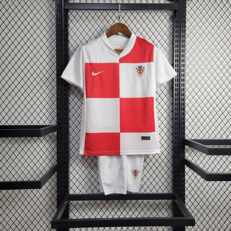 Kit Infantil Croácia Home (1) 2024/25 Nike – uniforme vermelho e branco quadriculado com camisa e shorts, tecido leve e confortável para crianças apaixonadas por futebol."