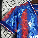 Kit Infantil Crystal Palace 2024/25 oficial, camisa azul e vermelha com escudo do Crystal Palace e shorts combinando, uniforme completo para crianças com material leve e confortável