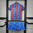 Kit Infantil Crystal Palace 2024/25 oficial, camisa azul e vermelha com escudo do Crystal Palace e shorts combinando, uniforme completo para crianças com material leve e confortável