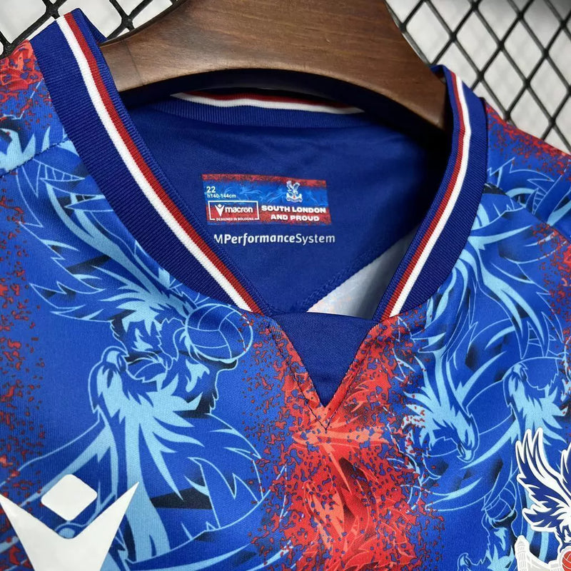 Kit Infantil Crystal Palace 2024/25 oficial, camisa azul e vermelha com escudo do Crystal Palace e shorts combinando, uniforme completo para crianças com material leve e confortável