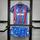 Kit Infantil Crystal Palace 2024/25 oficial, camisa azul e vermelha com escudo do Crystal Palace e shorts combinando, uniforme completo para crianças com material leve e confortável