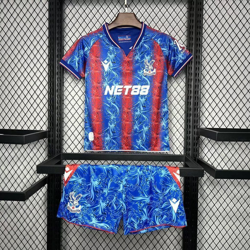 Kit Infantil Crystal Palace 2024/25 oficial, camisa azul e vermelha com escudo do Crystal Palace e shorts combinando, uniforme completo para crianças com material leve e confortável