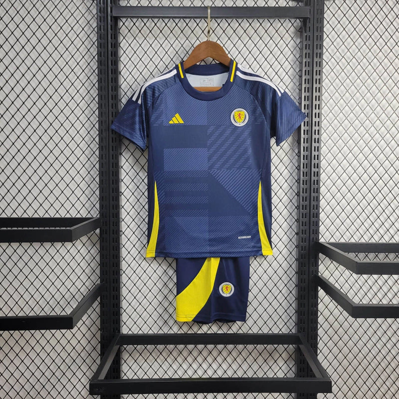 Kit Infantil Escócia 2024/25 Adidas – camisa azul royal com detalhes brancos e shorts combinando, uniforme oficial infantil da seleção escocesa, leve, respirável e confortável para crianças de 3 a 13 anos