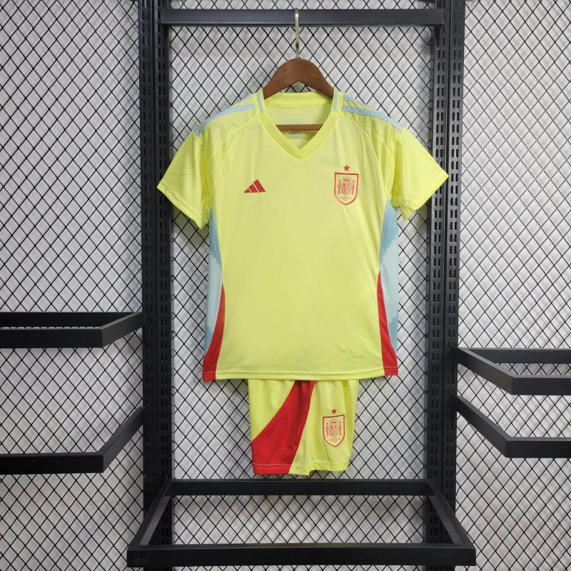 Kit Infantil Espanha Away 2024/25 Adidas – camisa azul escura com detalhes em vermelho e dourado e shorts combinando, uniforme oficial infantil da seleção espanhola, leve e confortável para crianças de 3 a 13 anos."