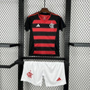 Kit Infantil Flamengo Home 2025/26 Adidas, camisa vermelha e preta listrada com shorts e meias combinando, uniforme oficial para crianças de 3 a 13 anos torcedoras do Flamengo."