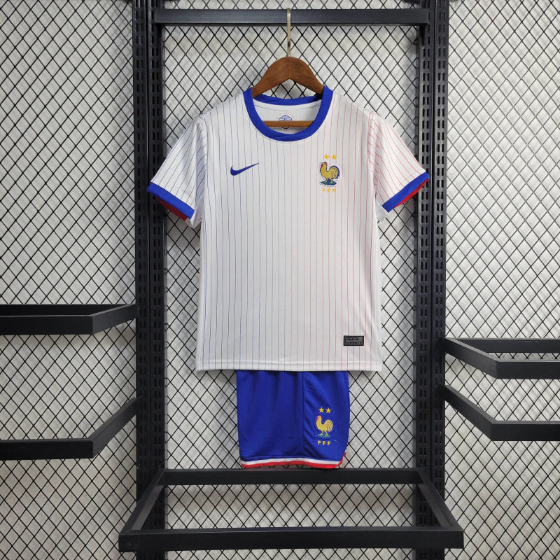 Kit Infantil França Away 2024/25 Nike – camisa azul escuro com detalhes em vermelho e branco e shorts combinando, uniforme infantil oficial da seleção francesa, leve, respirável e confortável para crianças de 3 a 13 anos."