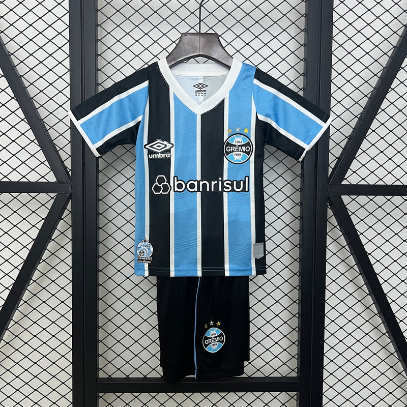 "Kit Infantil Grêmio Home 2024/25 Umbro, camisa azul, preta e branca listrada com shorts e meias combinando, uniforme oficial para crianças de 3 a 13 anos torcedoras do Grêmio."
