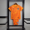Kit Infantil Inglaterra Goleiro 2024/25 Nike na cor laranja vibrante, com camisa e shorts oficiais, escudo bordado da seleção inglesa e tecnologia Dri-FIT para máximo conforto."
