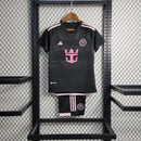 "Kit Infantil Inter Miami Away 2024/25 Adidas – camisa rosa vibrante com detalhes em preto e shorts combinando, uniforme infantil oficial do Inter Miami, leve, respirável e confortável para crianças de 3 a 13 anos."