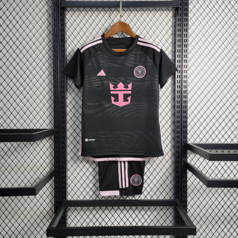 "Kit Infantil Inter Miami Away 2024/25 Adidas – camisa rosa vibrante com detalhes em preto e shorts combinando, uniforme infantil oficial do Inter Miami, leve, respirável e confortável para crianças de 3 a 13 anos."