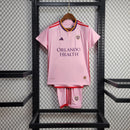 Kit Infantil Orlando City Away 2024/25 Adidas Rosa – camisa rosa com detalhes em roxo e branco e shorts combinando, uniforme infantil oficial do Orlando City, leve, respirável e confortável para crianças de 3 a 13 anos