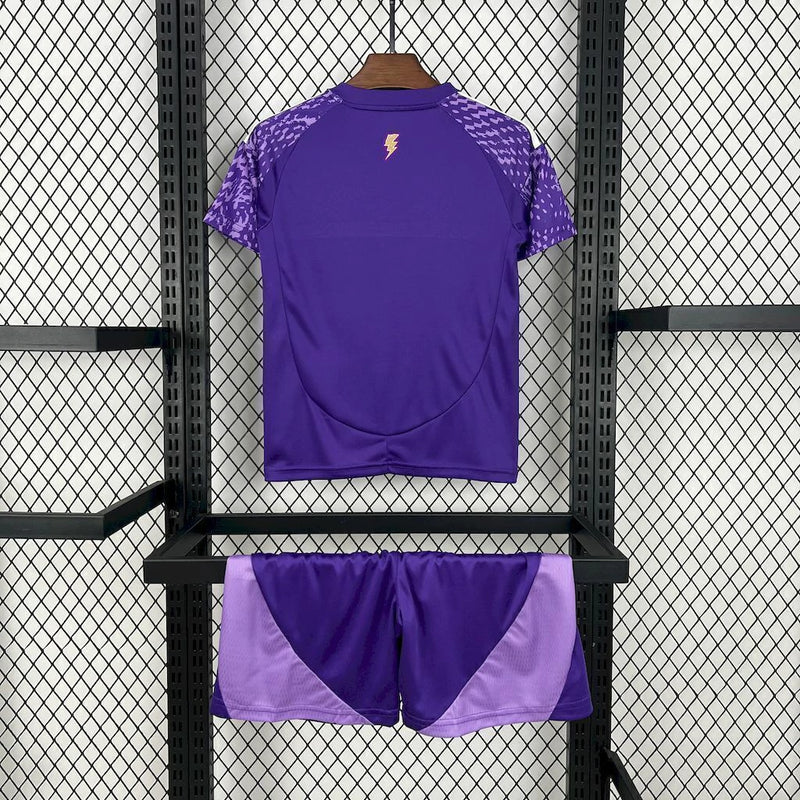 Kit infantil orlando city home 2025/26 Adidas cor roxa com escudo bordado e estampa única inspirada em tempestade