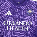 Kit infantil orlando city home 2025/26 Adidas cor roxa com escudo bordado e estampa única inspirada em tempestade